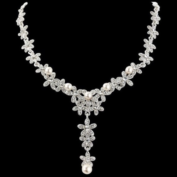 NWT Dainty Pearls & Crystals & Necklace Set - Picture 3 of 10